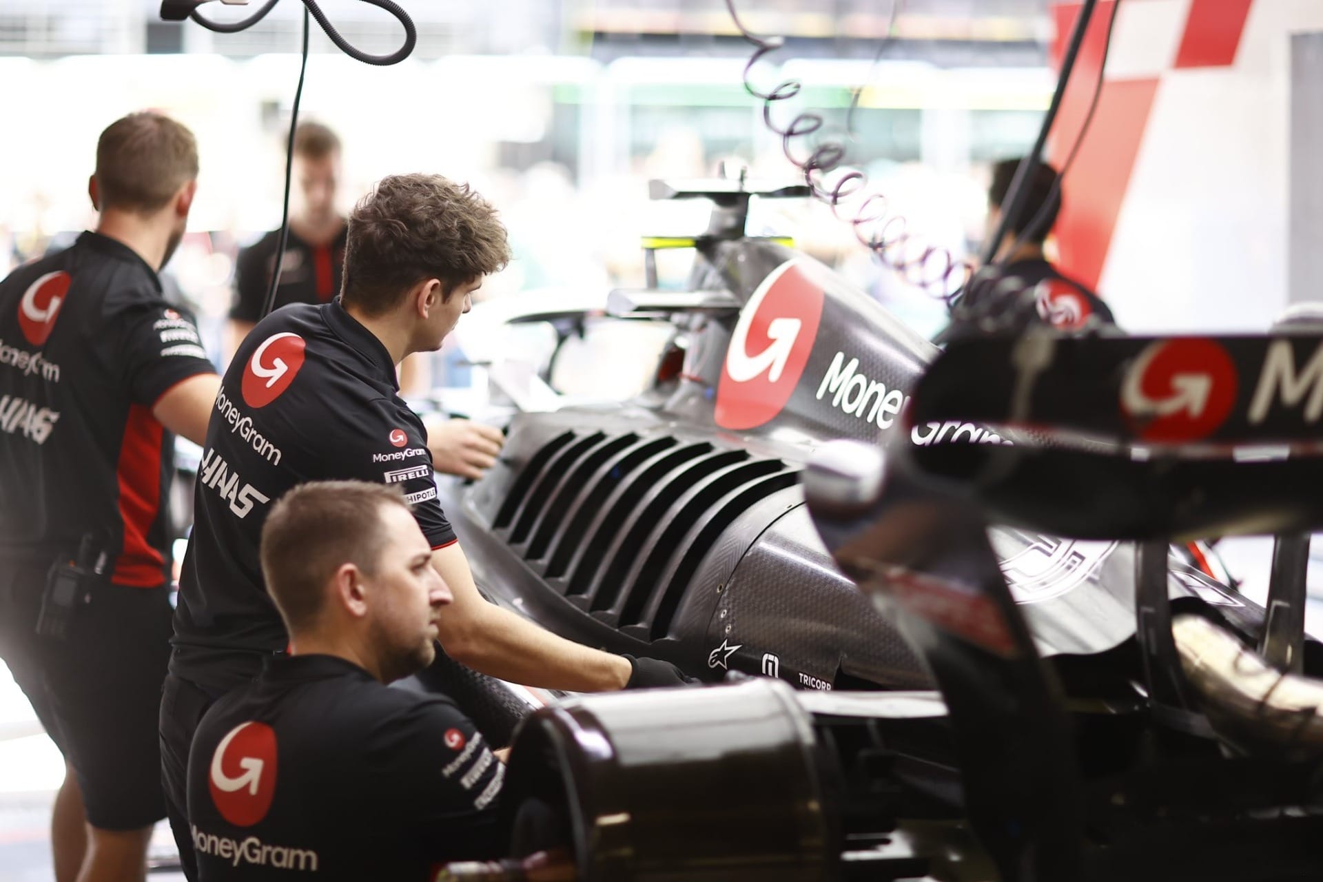Em meio a troca de comando, Haas define data de lançamento de carro de 2024