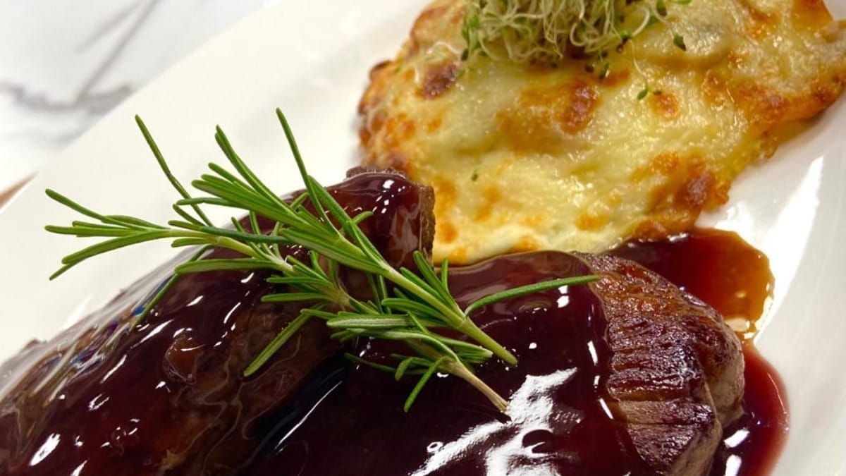 Miolo de alcatra ao molho de vinho tinto e batata rosti com cogumelos salteados | Band Receitas