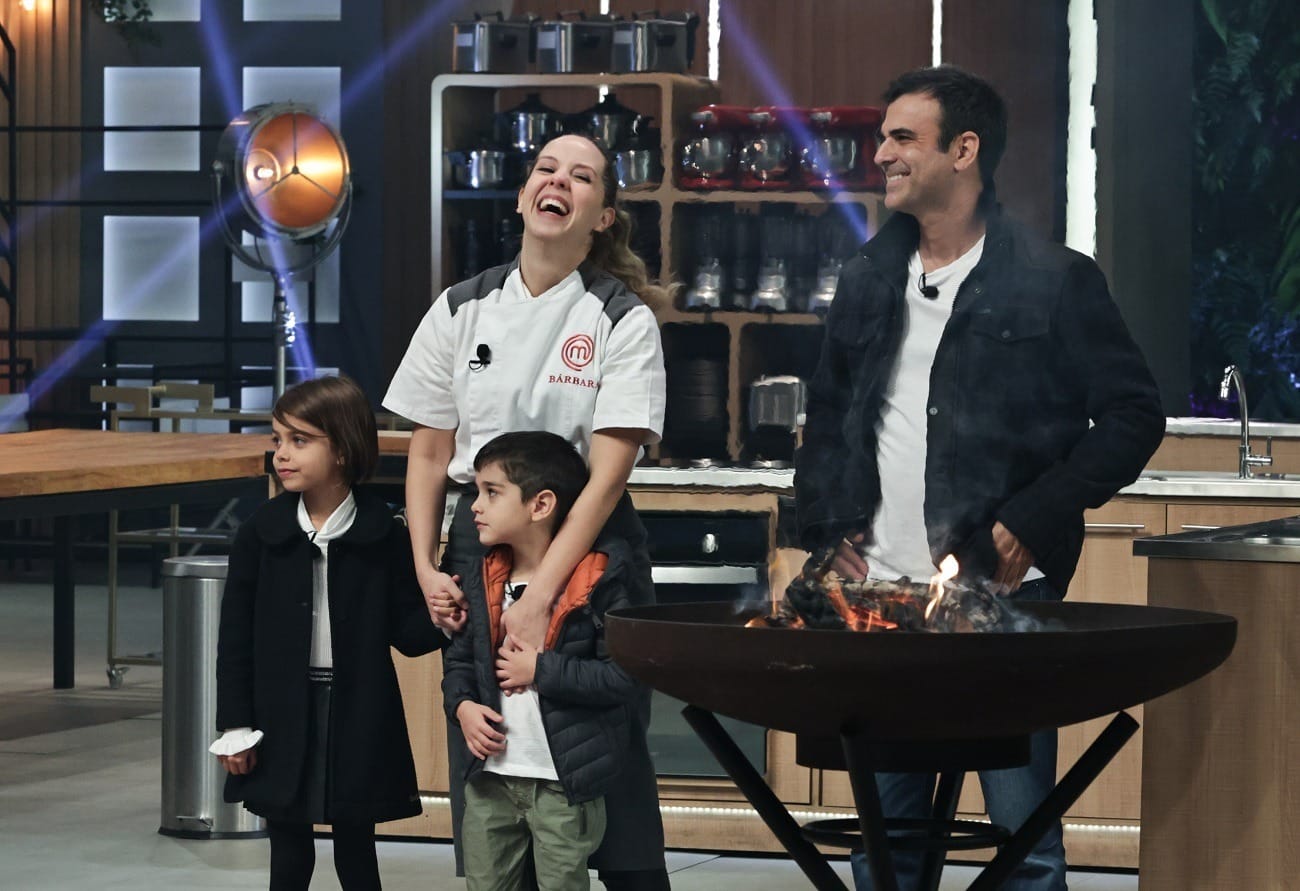 Aos 5 e 7 anos, filhos de finalista do MasterChef fritam ovo e fazem bolo