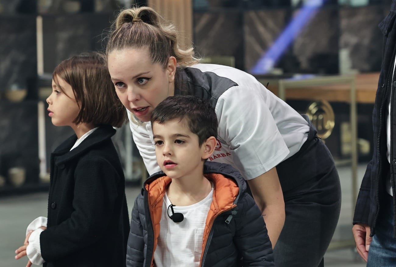 Filho de finalista rouba a cena no MasterChef Profissionais gritando "mamãe"