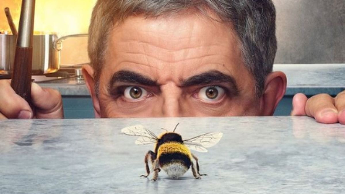 Rowan Atkinson em seu trabalho mais recente, Homem x Abelha: A Batalha, de 2022
