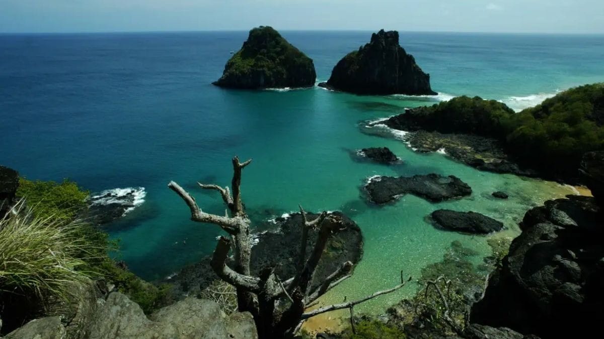 Homem que pichou rochas em Fernando de Noronha é multado e expulso de ilha