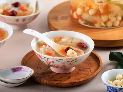 Sopa fria de pêssego é aperitivo saboroso e refrescante para o verão