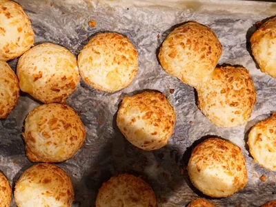 Pão de queijo caseiro: massa dura até três semanas na geladeira; aprenda