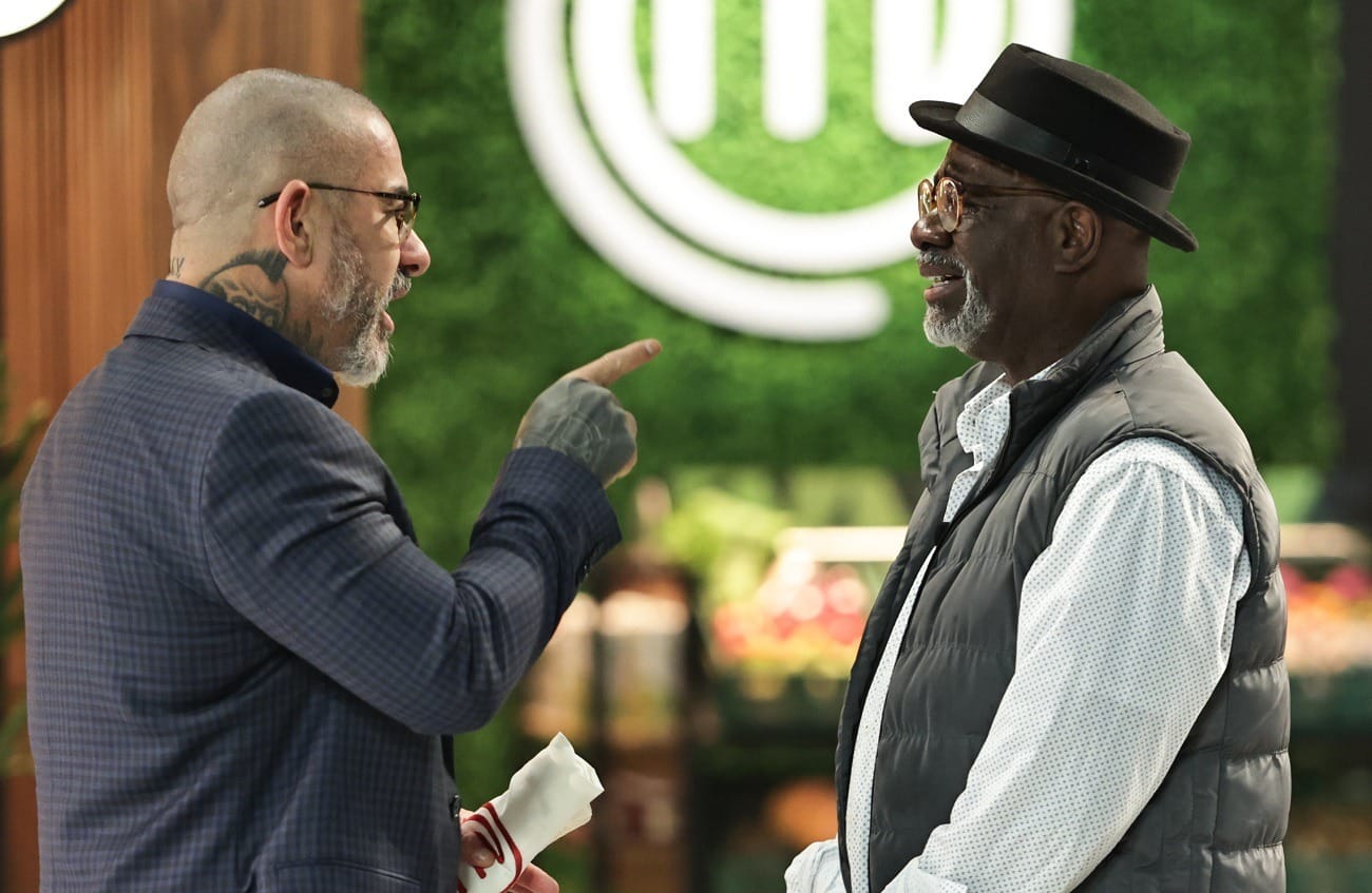 Fogaça faz promessa a cozinheiro, que ajoelha e chora no MasterChef+