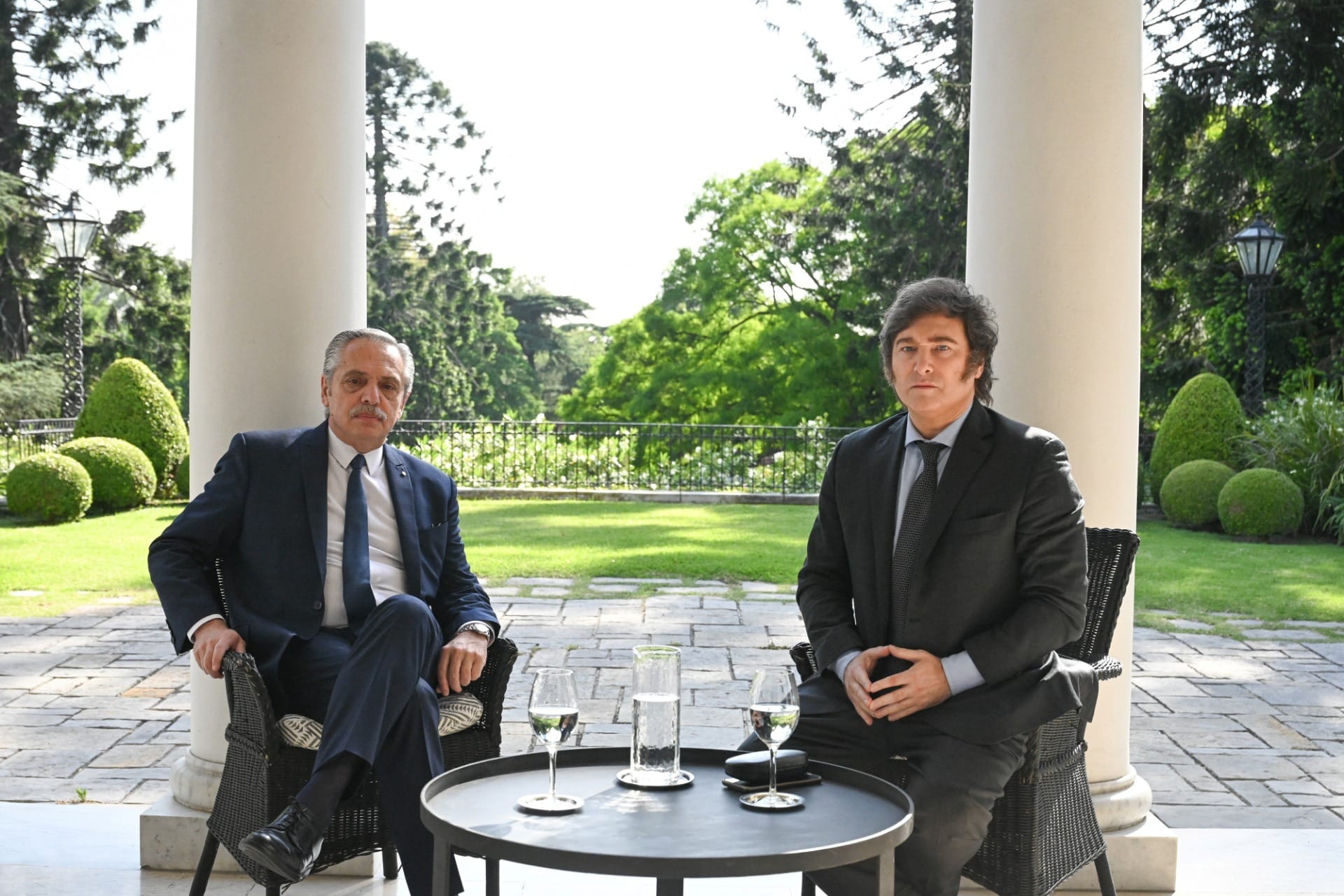 Milei e Fernández iniciam transição; Bolsa argentina sobe 20%