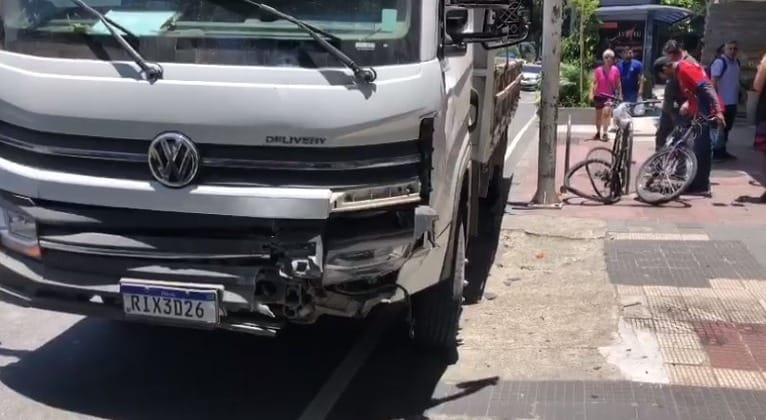 Motorista de caminhão perder controle do veículo e invade calçada em Botafogo
