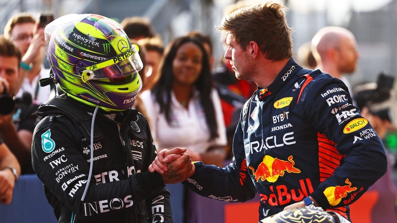Chefe da Red Bull diz que conversou com representante de Hamilton; piloto nega