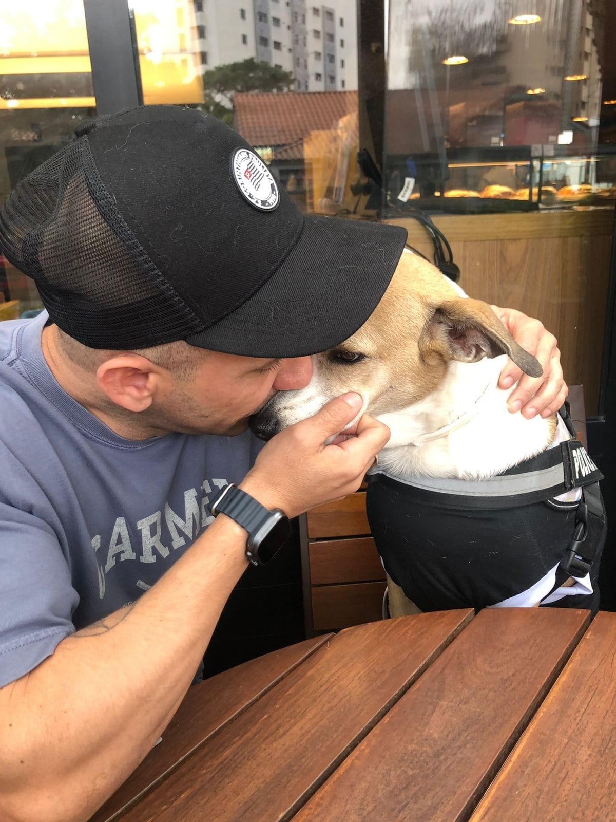 Reinaldo e Pandora: amor incondicional entre humano e doguinha (Foto: Juliana Finardi)