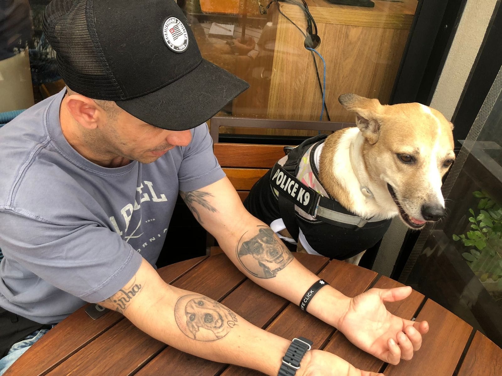 Reinaldo tem Pandora e Thor tatuados em seus braços (Foto: Juliana Finardi)