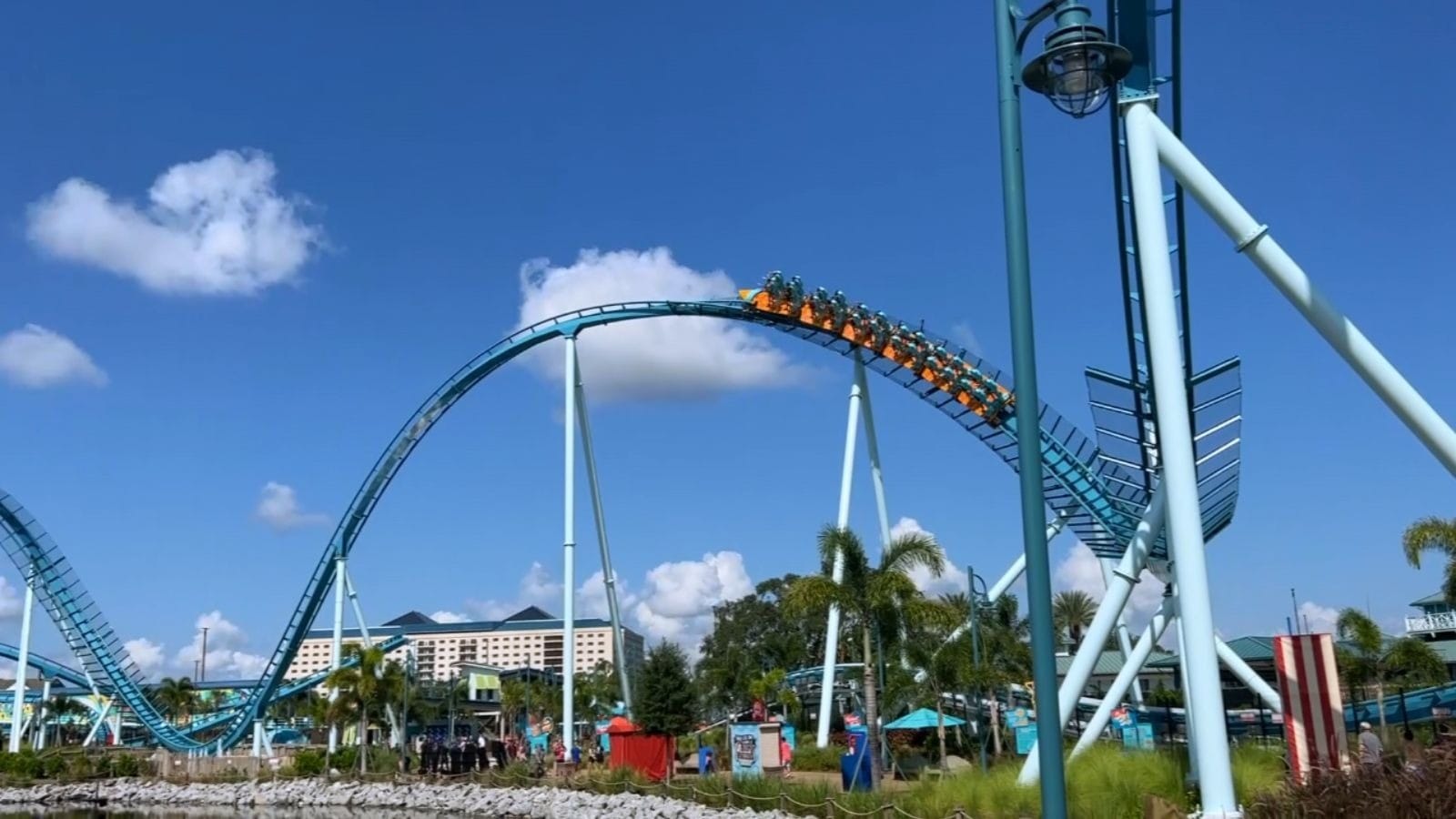 Primeira montanha-russa de surfe do mundo é atração em parque nos Estados Unidos