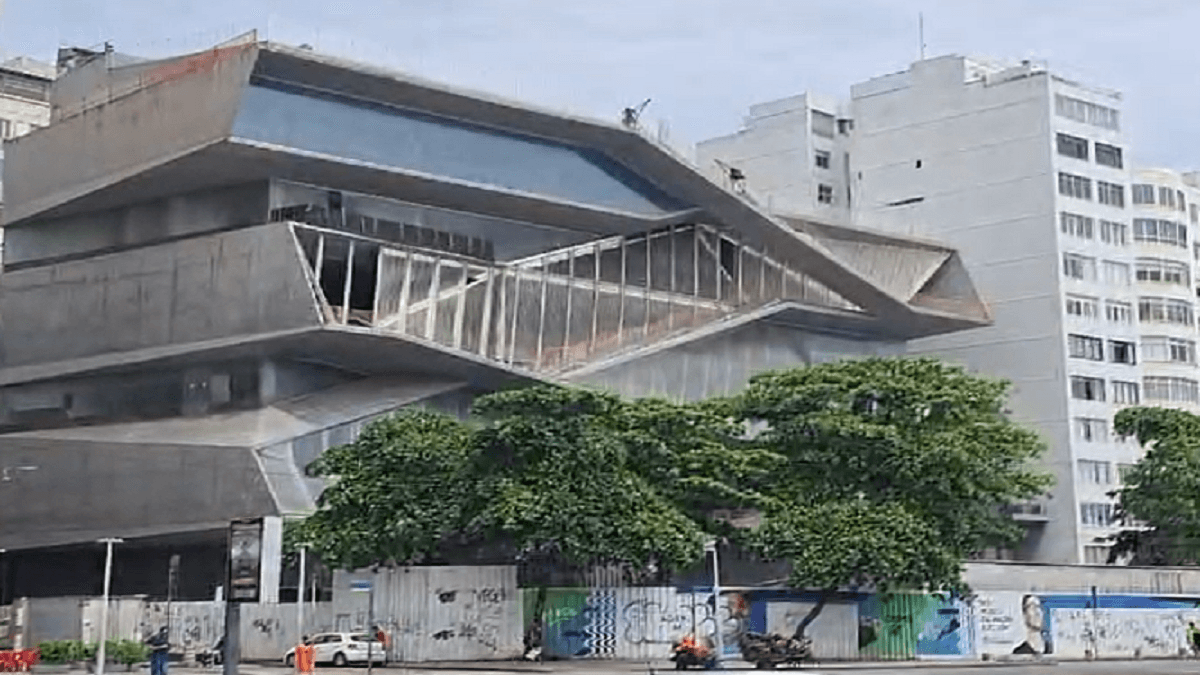 Moradores reclamam da demora nas obras do Museu da Imagem e Som em Copacabana