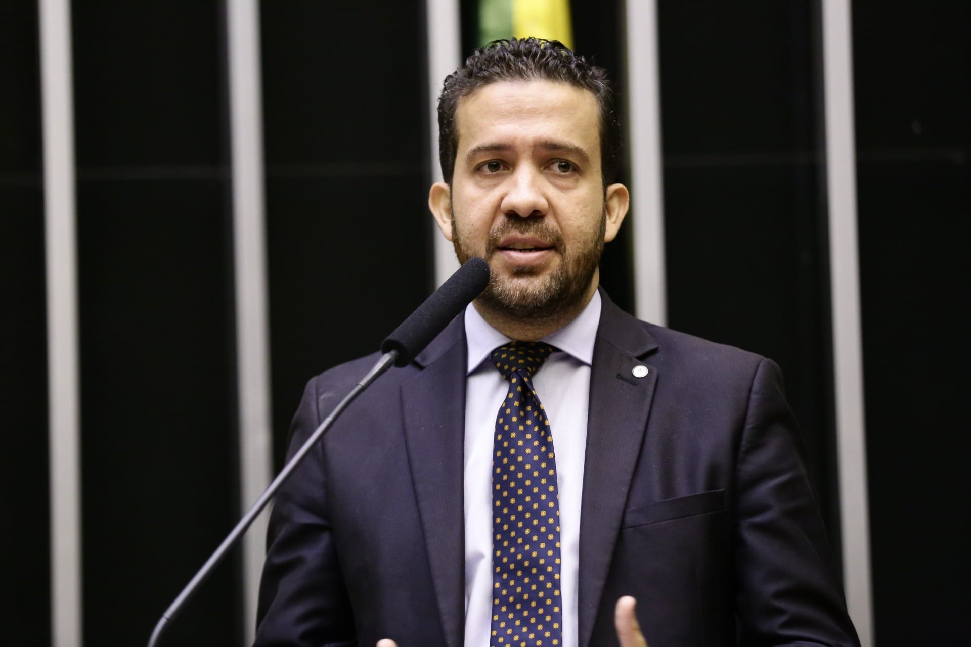 Janones diz que estava com 'nome negativado', confessa rachadinha e promete devolver R$ 131 mil