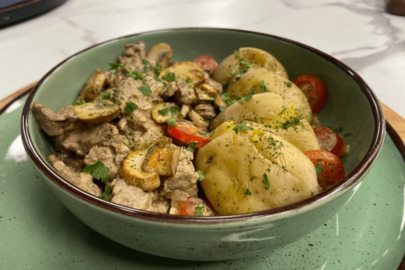Estrogonofe de carne com batata ao murro | Band Receitas
