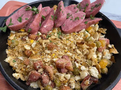 Linguiça acebolada dourada: o petisco de boteco na sua casa