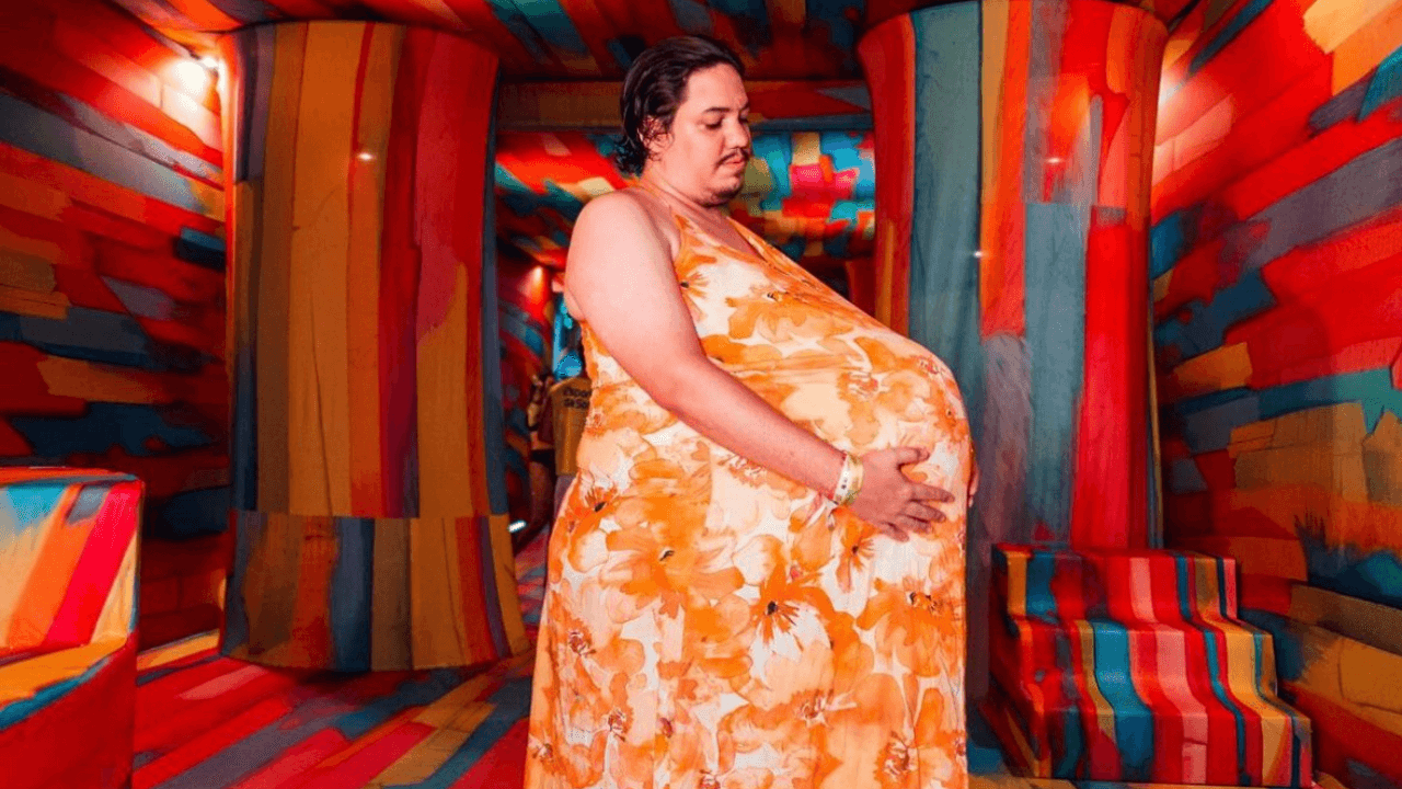 Farofa da Gkay: influenciador recria meme e se fantasia de “Grávida de Taubaté”
