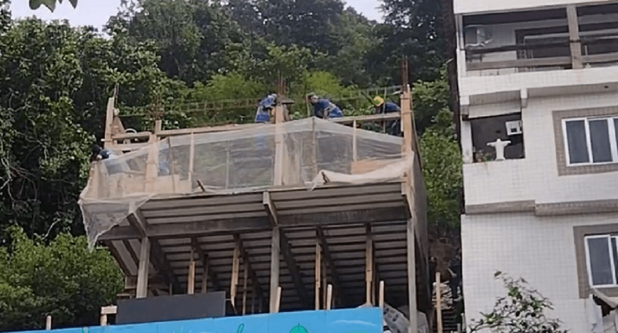 Prefeitura demole construção irregular na Avenida Niemeyer