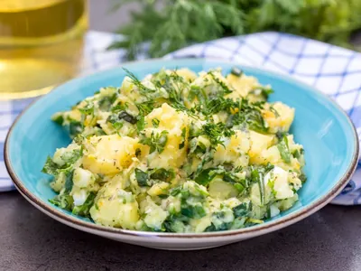 Salada de batata é perfeita para os dias quentes e dura muito na geladeira