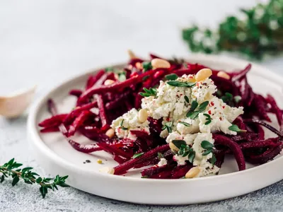 Salada de beterraba com pera esbanja frescor; aprenda receita com molho secreto