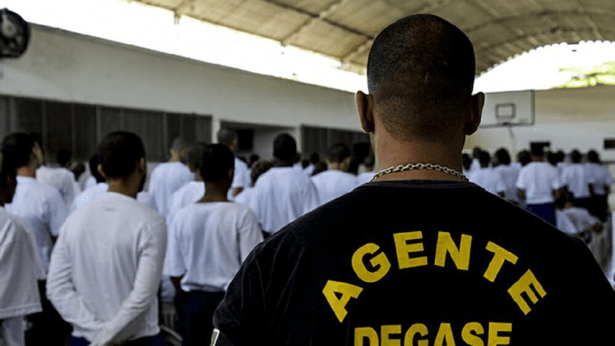 Falta de vagas no sistema socioeducativo faz adolescentes condenados serem liberados no Rio