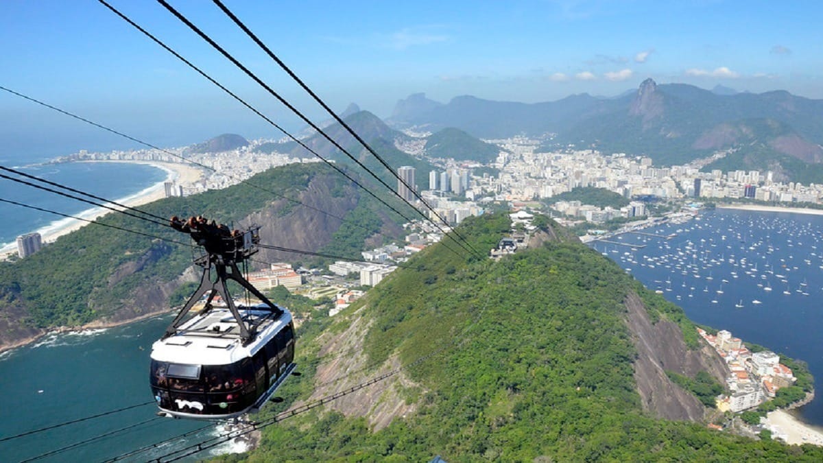 Homem pratica highline próximo ao Bondinho do Pão de Açúcar