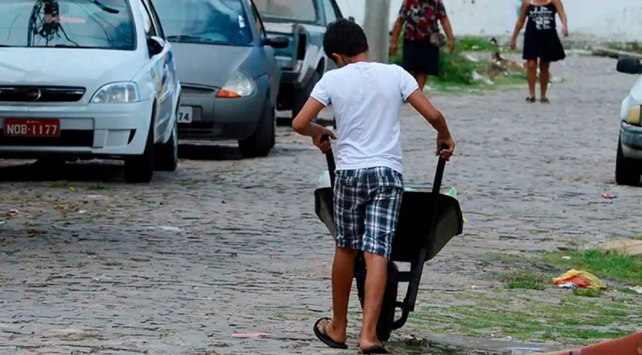 Trabalho infantil no Brasil tem aumento entre 2019 e 2022, aponta IBGE