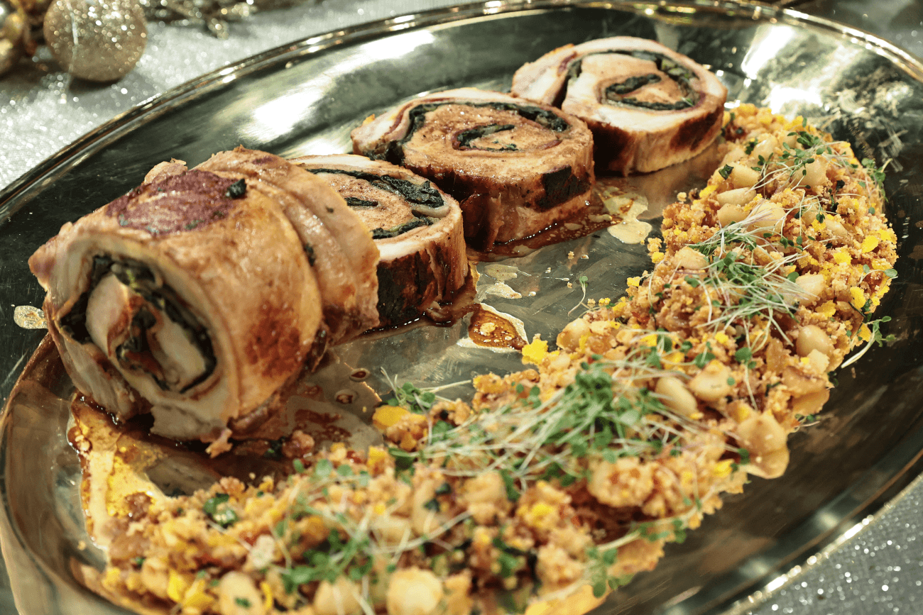 Lombo suíno com bacon e taioba com farofa de macadâmia | Band Receitas