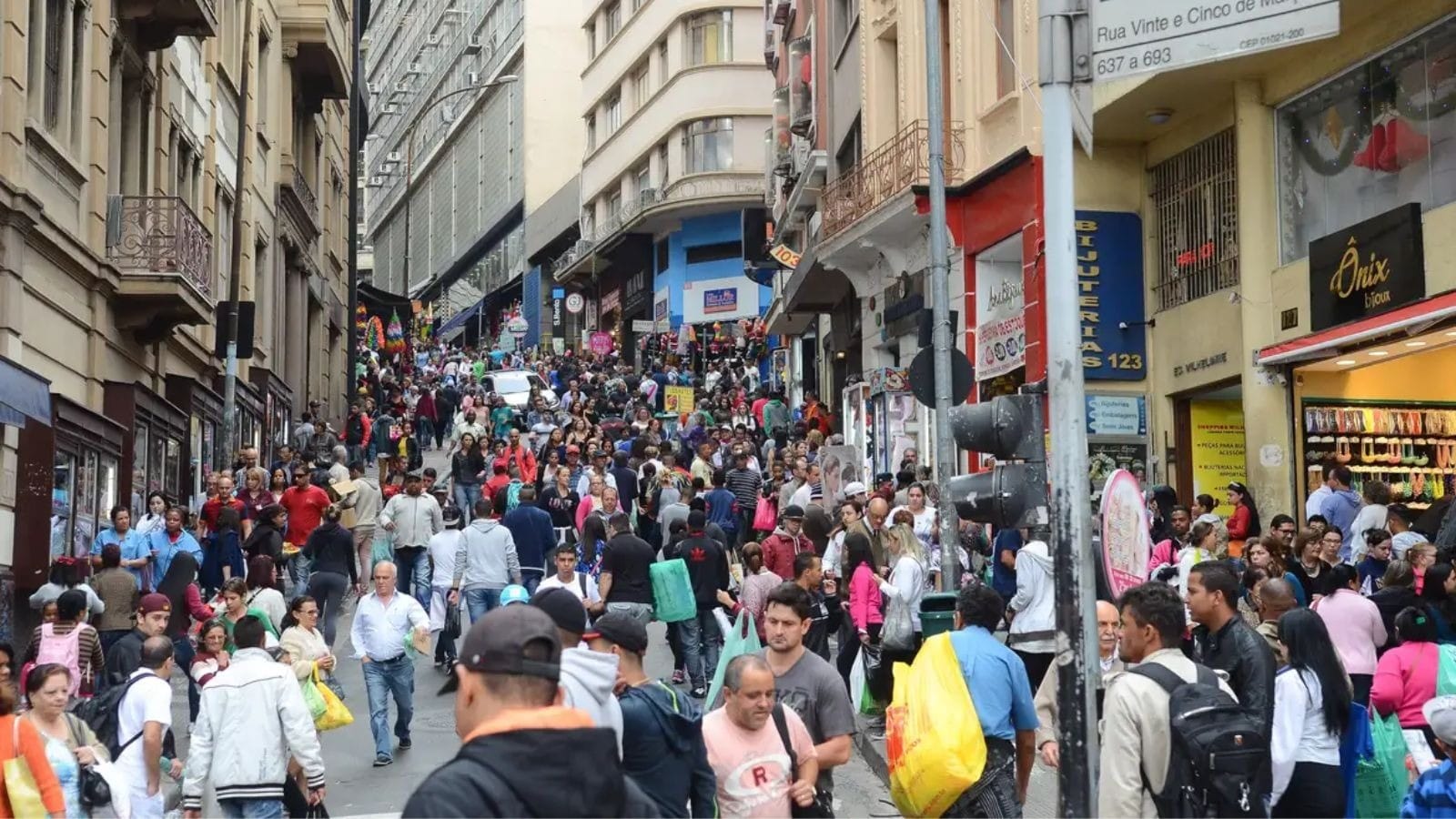 População do Brasil cresce 0,39% em um ano e supera 213 milhões em 2025, informa IBGE