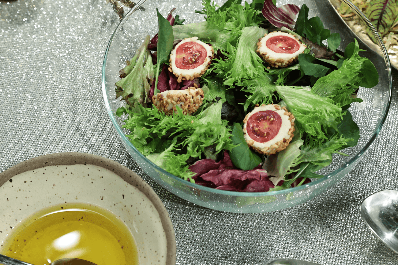 Salada de folhas com requeijão de corte e castanha-de-caju | Band Receitas