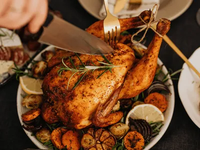 Por que não pode comer frango na virada do ano? Entenda superstição