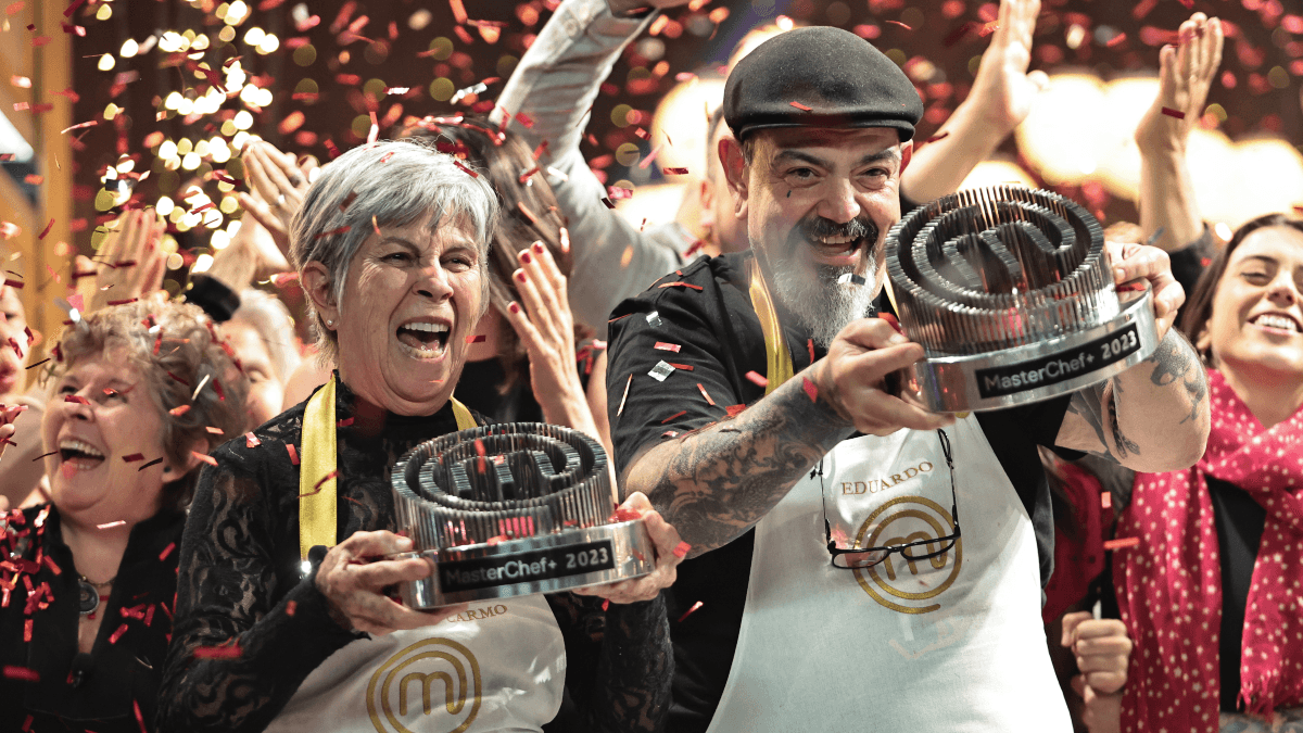 Eduardo e Maria do Carmo são campeões do MasterChef+: "O coração treme"