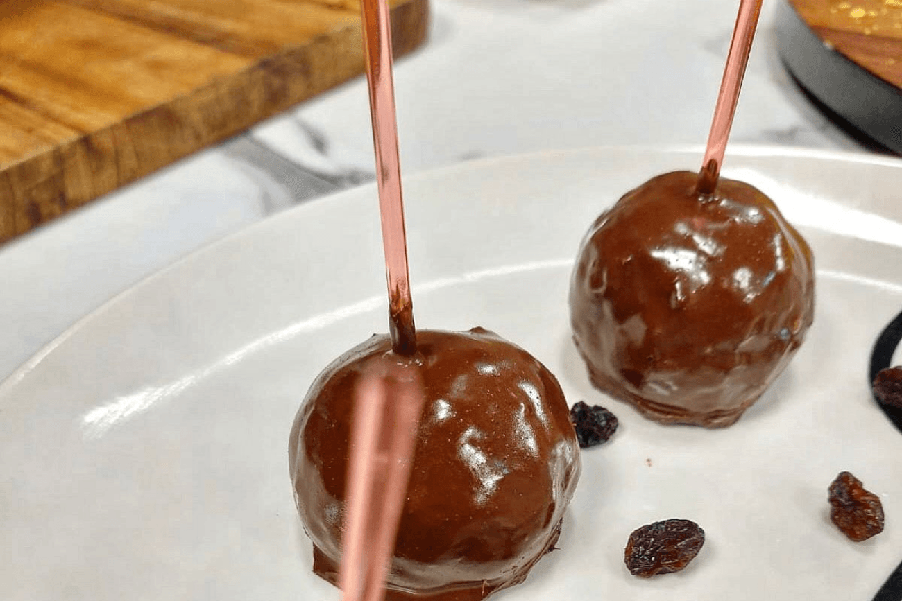 Bombom de panetone no palito | Band Receitas
