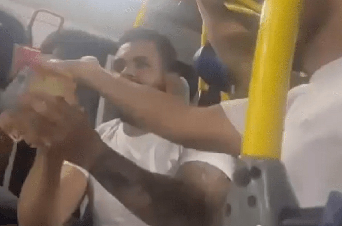 Motorista conhecido por receber vaquinha em ônibus reecontra passageiros