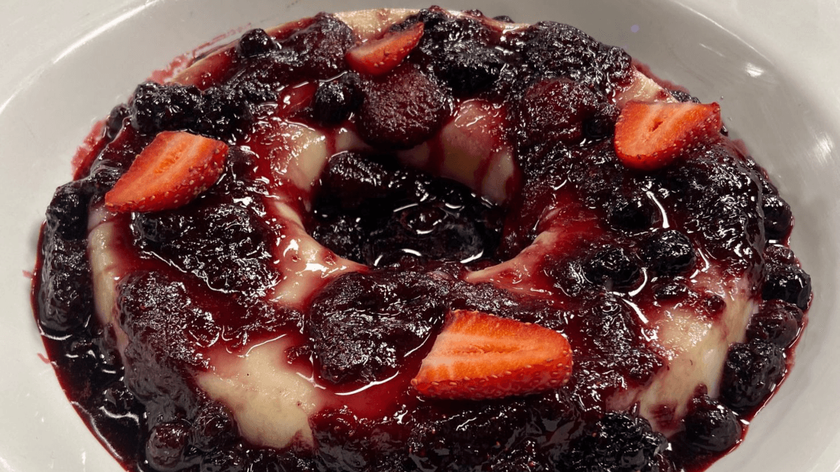 Manjar com calda de frutas vermelhas | Band Receitas