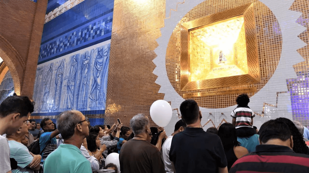 Dia da Padroeira: imagem de Nossa Senhora Aparecida recebeu a visita dos últimos papas