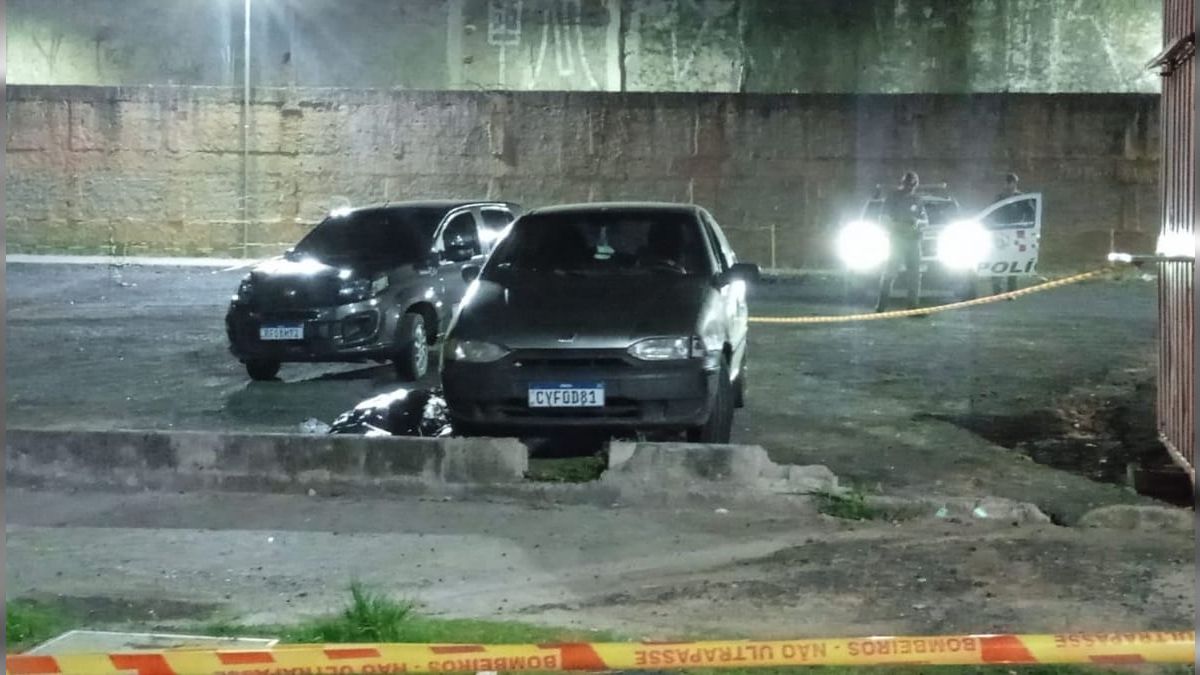 Feminicídio: mulher é morta a tiros pelo companheiro em posto de combustíveis