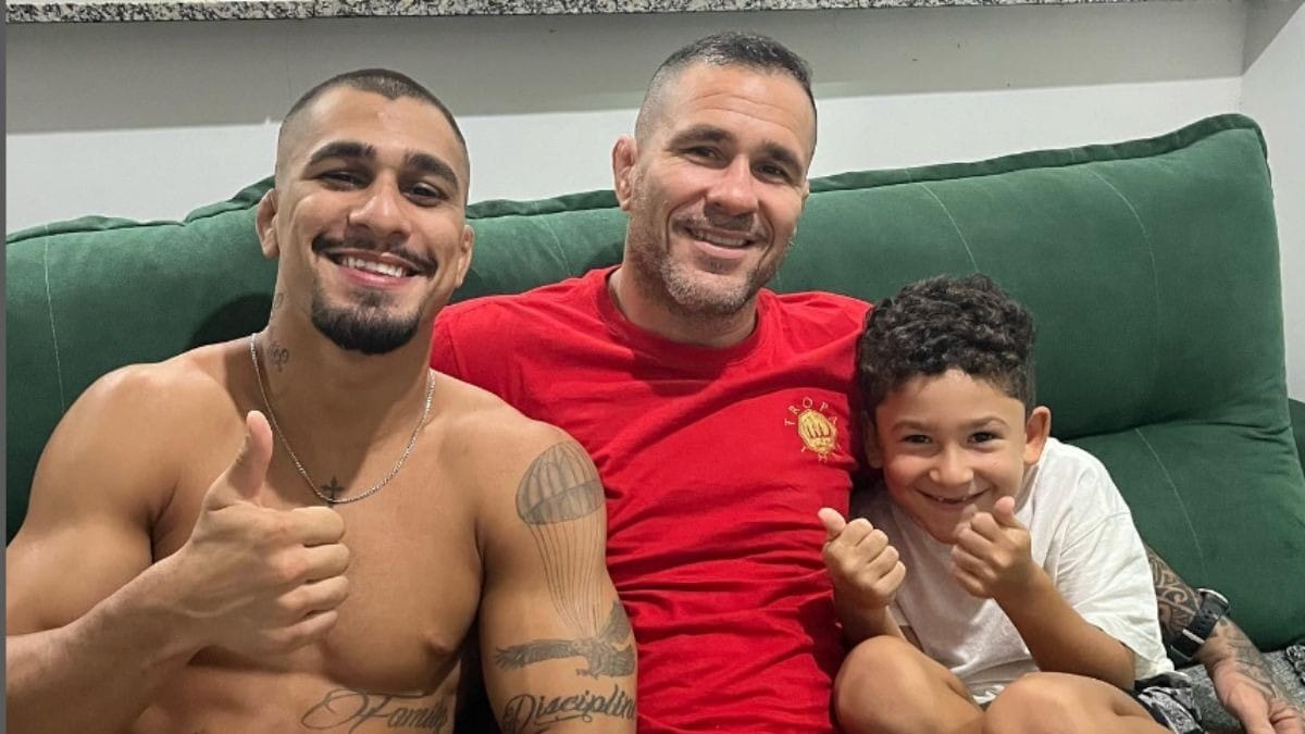Diego Braga e os filhos, Gabriel, de 25 anos, e Theo, de 8 anos