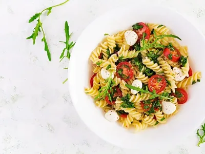 Salada de macarrão: aprenda truque para a massa ficar no ponto perfeito