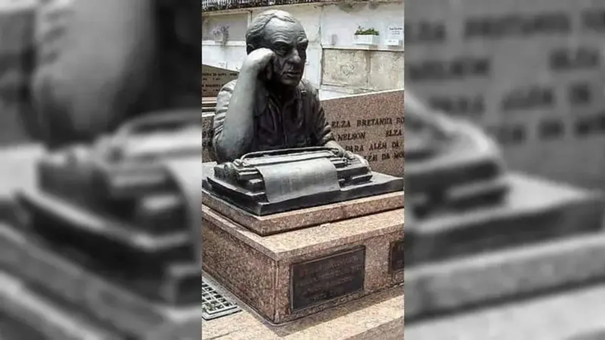 Busto do escritor Nelson Rodrigues é furtado do túmulo dele em cemitério no RJ
