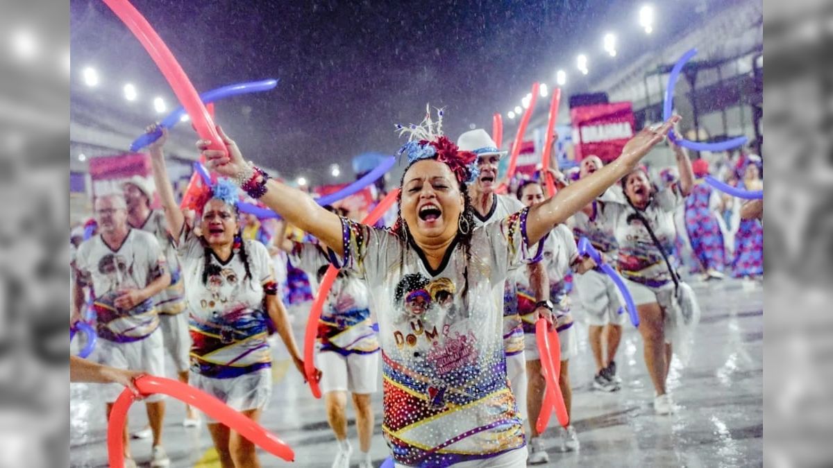 Mesmo debaixo de chuva, quatro escolas ensaiam na Marquês de Sapucaí