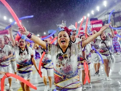Mesmo debaixo de chuva, quatro escolas ensaiam na Marquês de Sapucaí