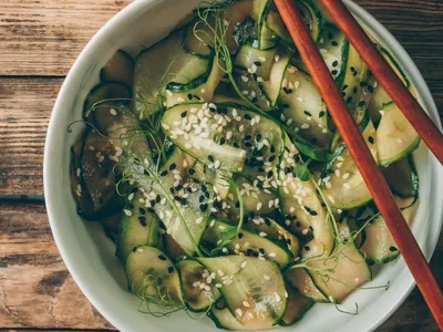 Sunomono: aprenda a fazer salada de pepino japonês