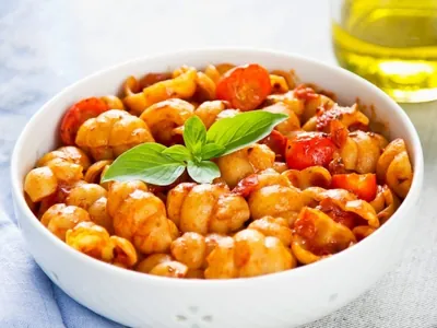 Nhoque com molho cremoso de abóbora e espinafre é perfeito para almoço ou jantar