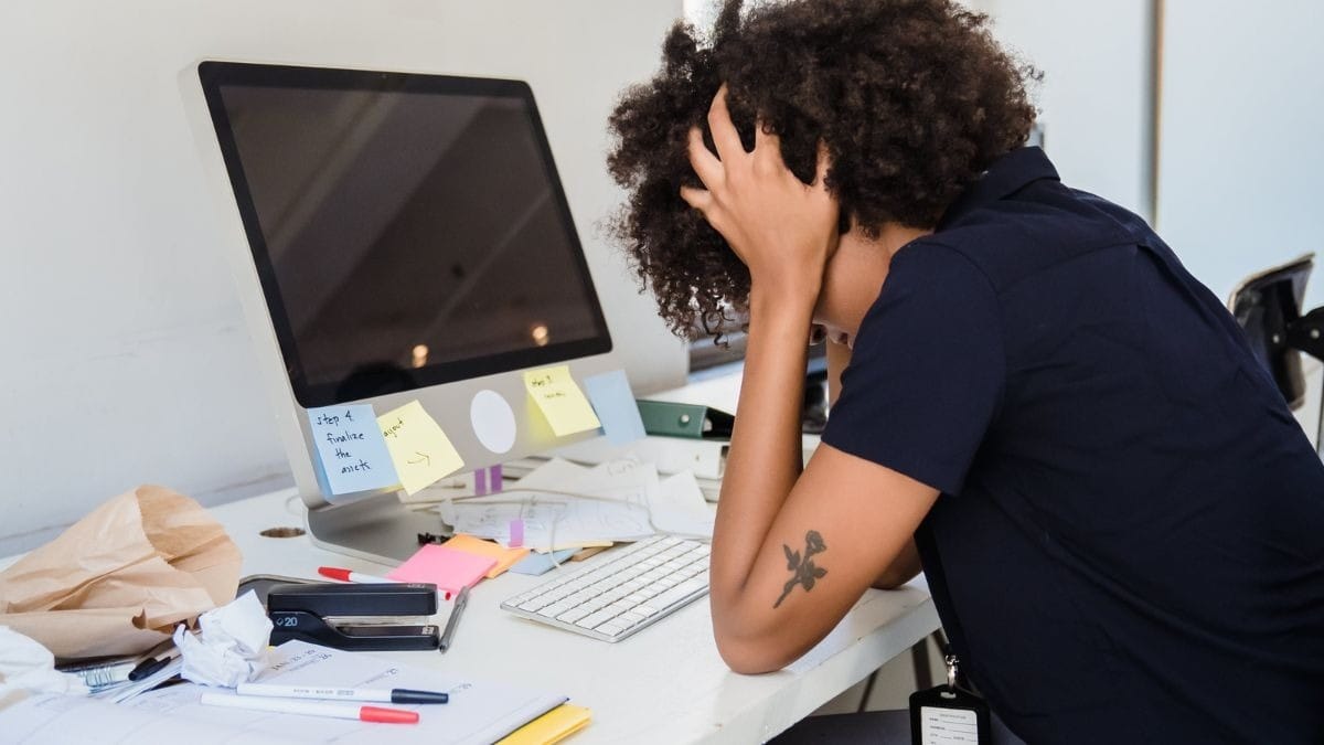 Afastamentos por burnout no Brasil crescem 296%, aponta o INSS