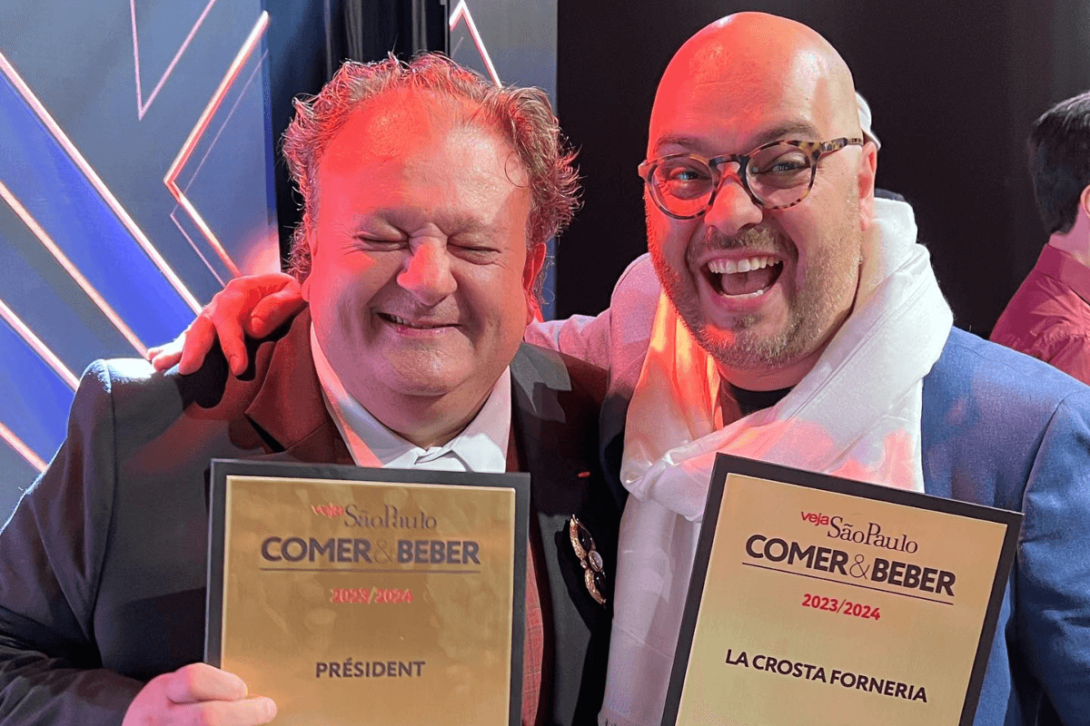 Diego celebra prêmio ao lado de Erick Jacquin (Foto: Reprodução/Instagram)