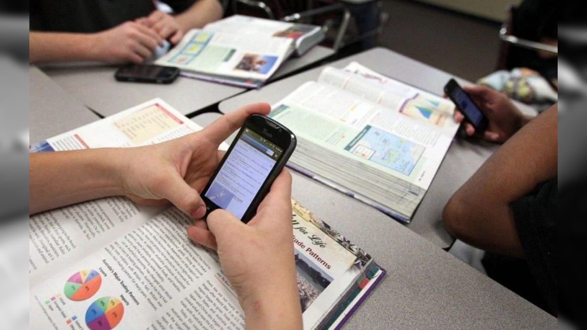 Lula sanciona lei que limita uso de celulares em escolas; veja mudanças