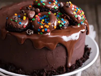 Comer bolo quente causa dor de barriga?