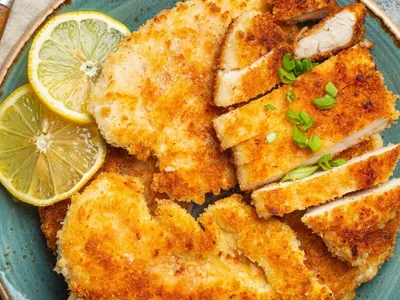 Frango empanado na air fryer fica pronto em 15 minutos; veja receita