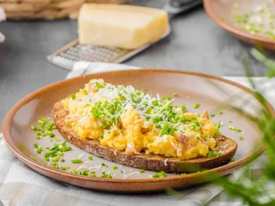 Ovo com crosta de queijo é receita rápida e gostosa para o café da manhã