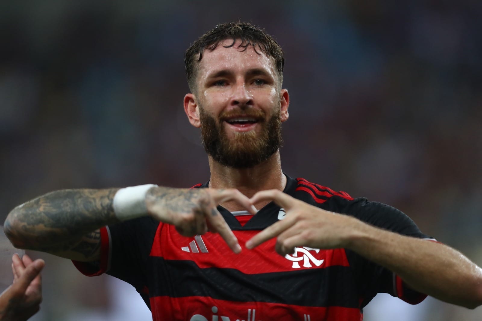 Léo Pereira sobe no palco de festa e faz apelo a Karoline Lima: "Volta"
